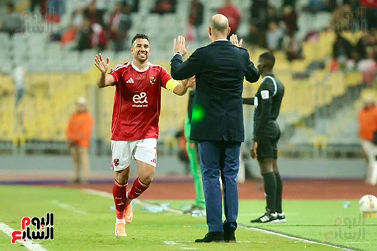 تريزيجيه يحتفل بالهدف مع مدرب الأهلى