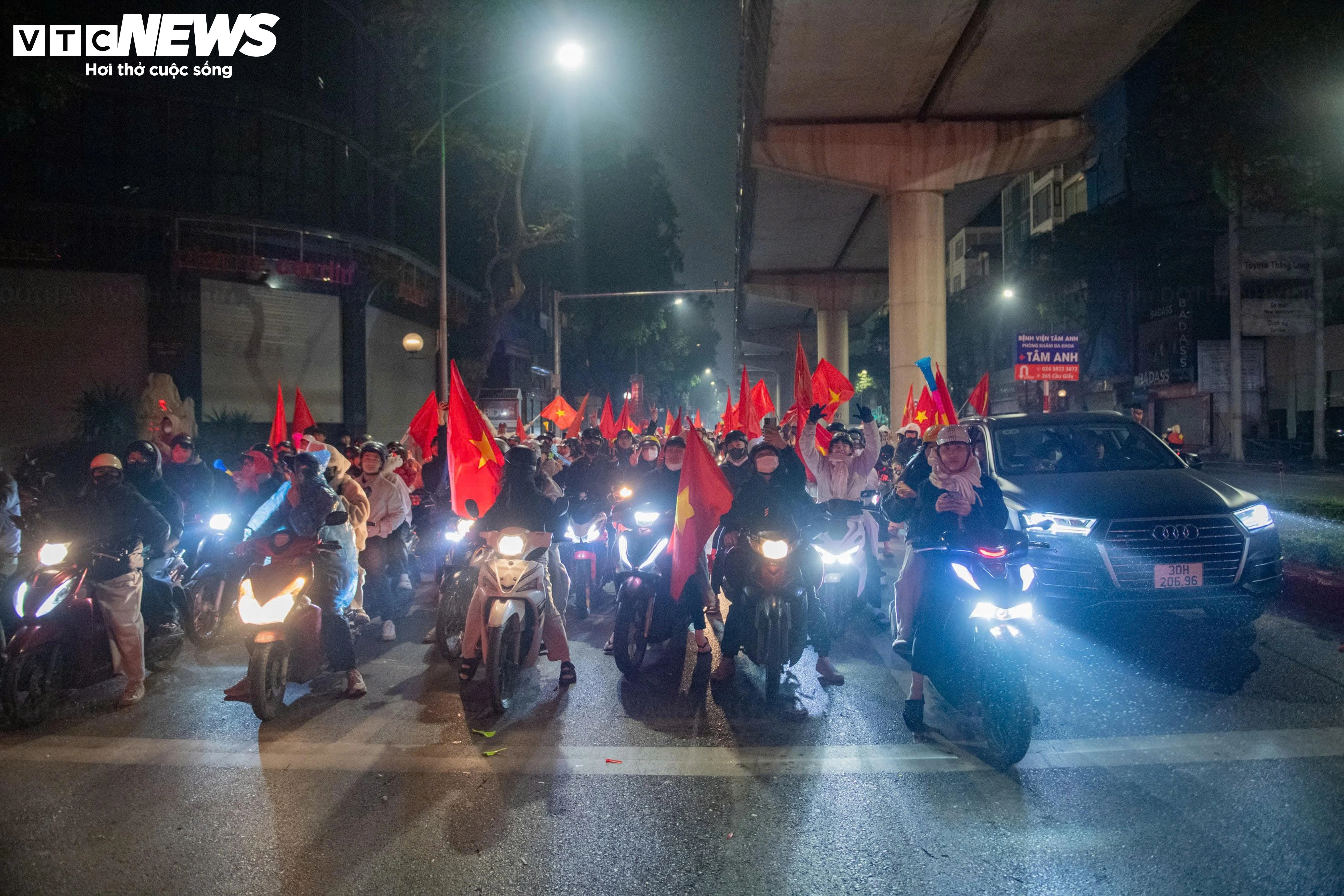 رغم برودة الطقس التي بلغت 9 درجات مئوية، خرج سكان هانوي إلى الشوارع للاحتفال بفوز منتخب فيتنام تحت 23 عامًا على كوريا الجنوبية بنتيجة 3-0