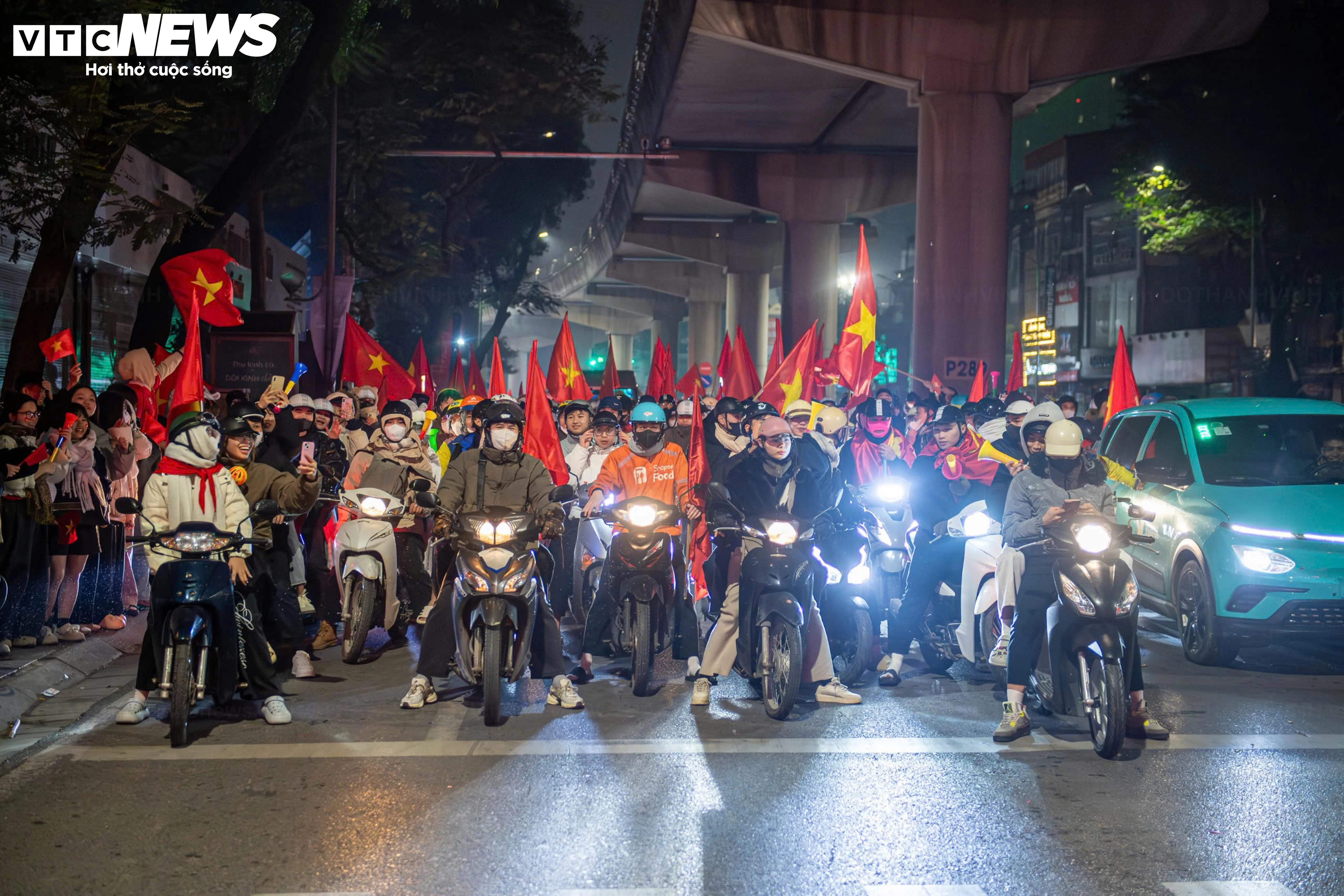 رغم برودة الطقس التي بلغت 9 درجات مئوية، خرج سكان هانوي إلى الشوارع للاحتفال بفوز منتخب فيتنام تحت 23 عامًا على كوريا الجنوبية.