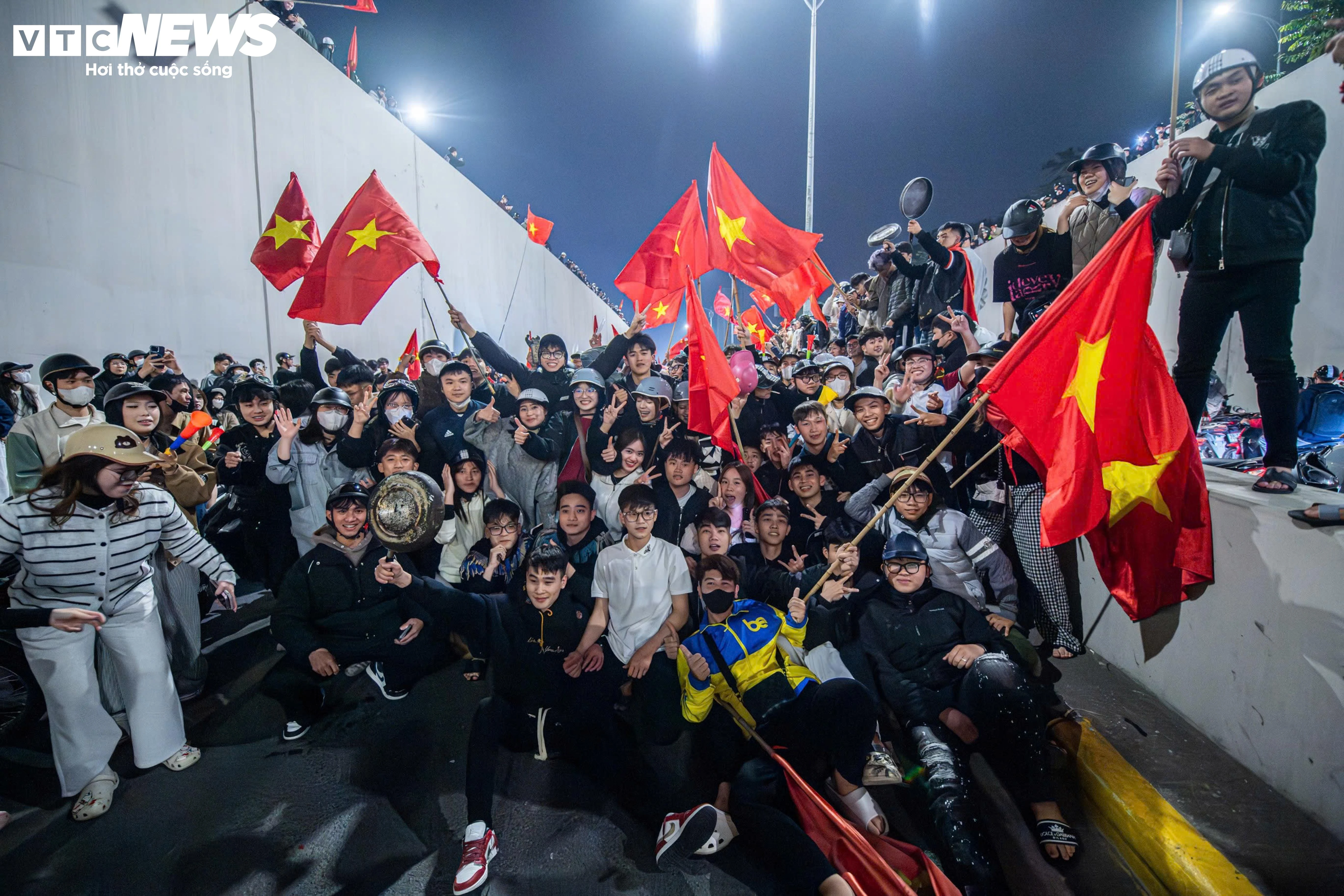 رغم برودة الطقس التي بلغت 9 درجات مئوية، خرج الناس في هانوي إلى الشوارع للاحتفال بفوز منتخب فيتنام تحت 23 عامًا على كوريا الجنوبية.