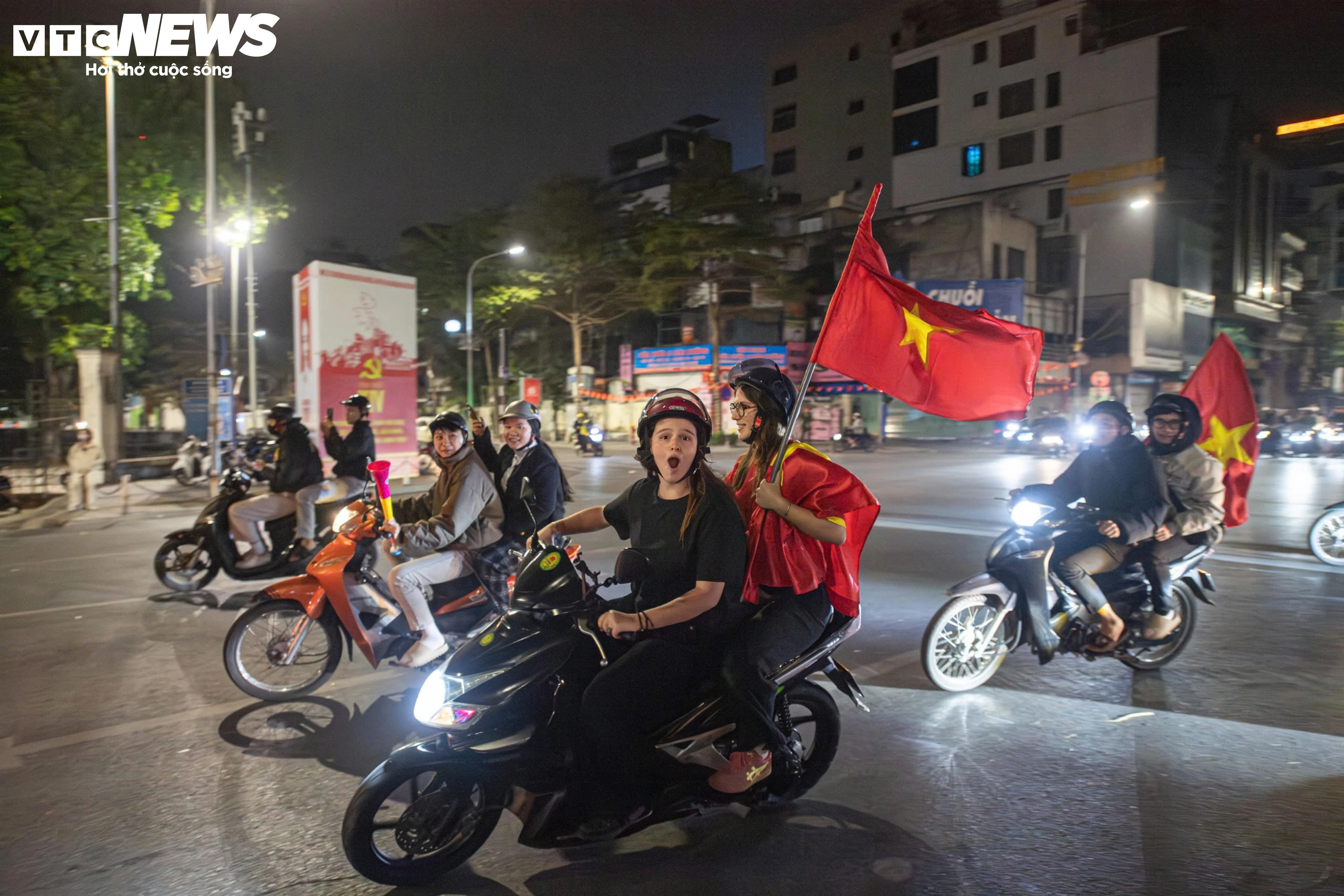 رغم برودة الطقس وأمطاره التي بلغت 9 درجات مئوية، خرج الناس في هانوي إلى الشوارع للاحتفال بفوز منتخب فيتنام تحت 23 عامًا على كوريا الجنوبية - 4