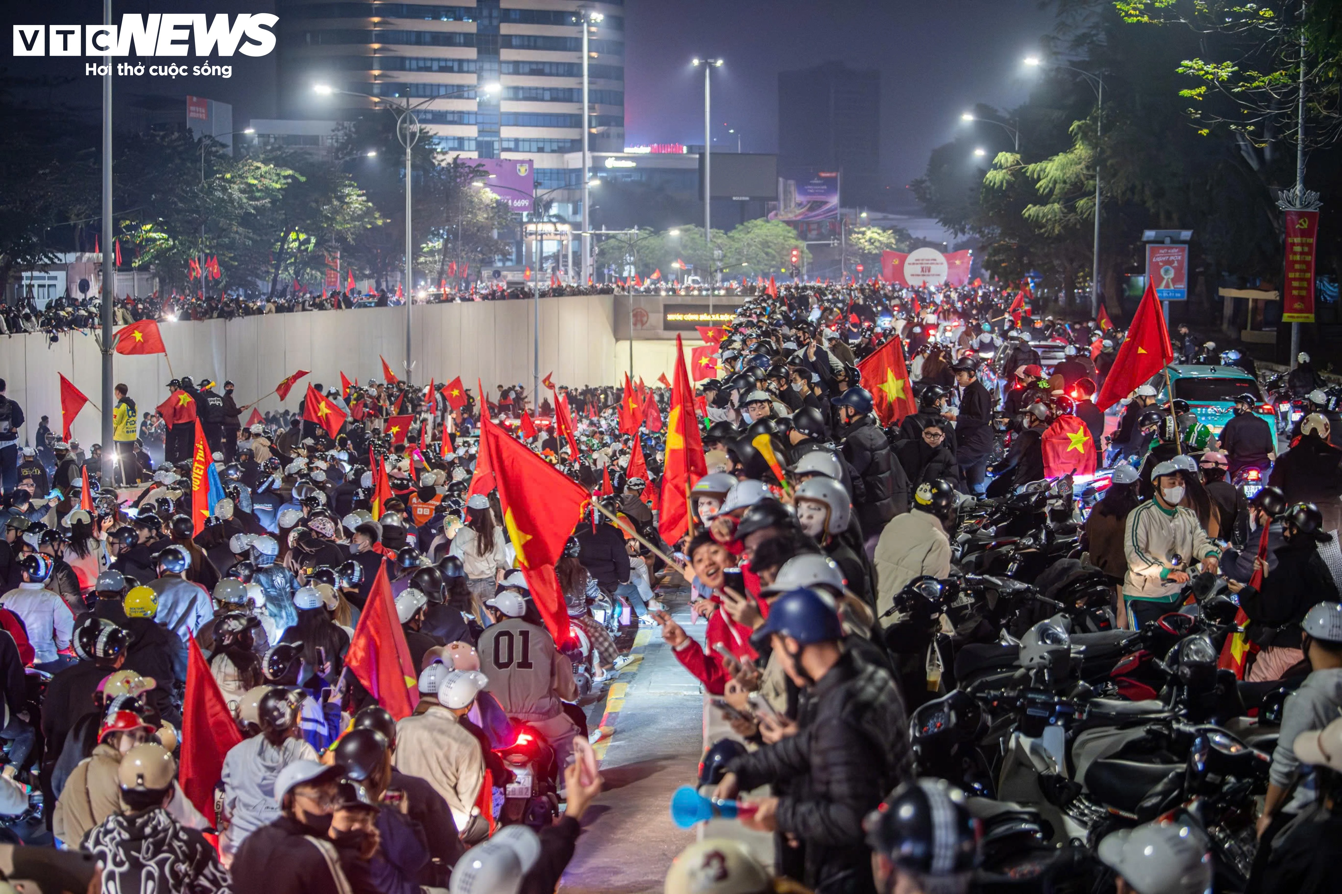 رغم برودة الطقس وأمطاره التي بلغت 9 درجات مئوية، خرج سكان هانوي إلى الشوارع للاحتفال بفوز منتخب فيتنام تحت 23 عامًا على كوريا الجنوبية - 5