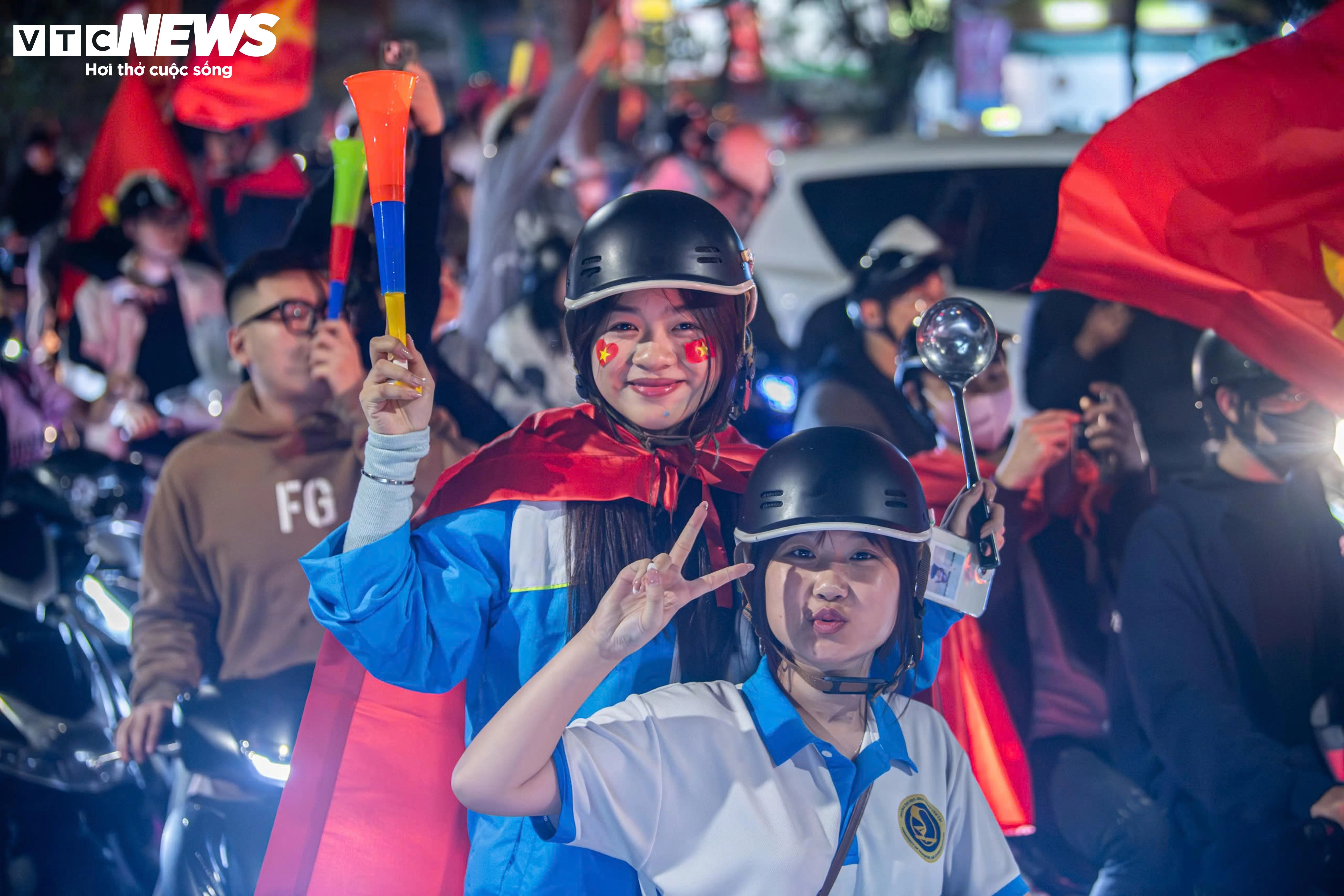 رغم برودة الطقس وأمطاره التي بلغت 9 درجات مئوية، خرج سكان هانوي إلى الشوارع للاحتفال بفوز منتخب فيتنام تحت 23 عامًا على كوريا الجنوبية - 6