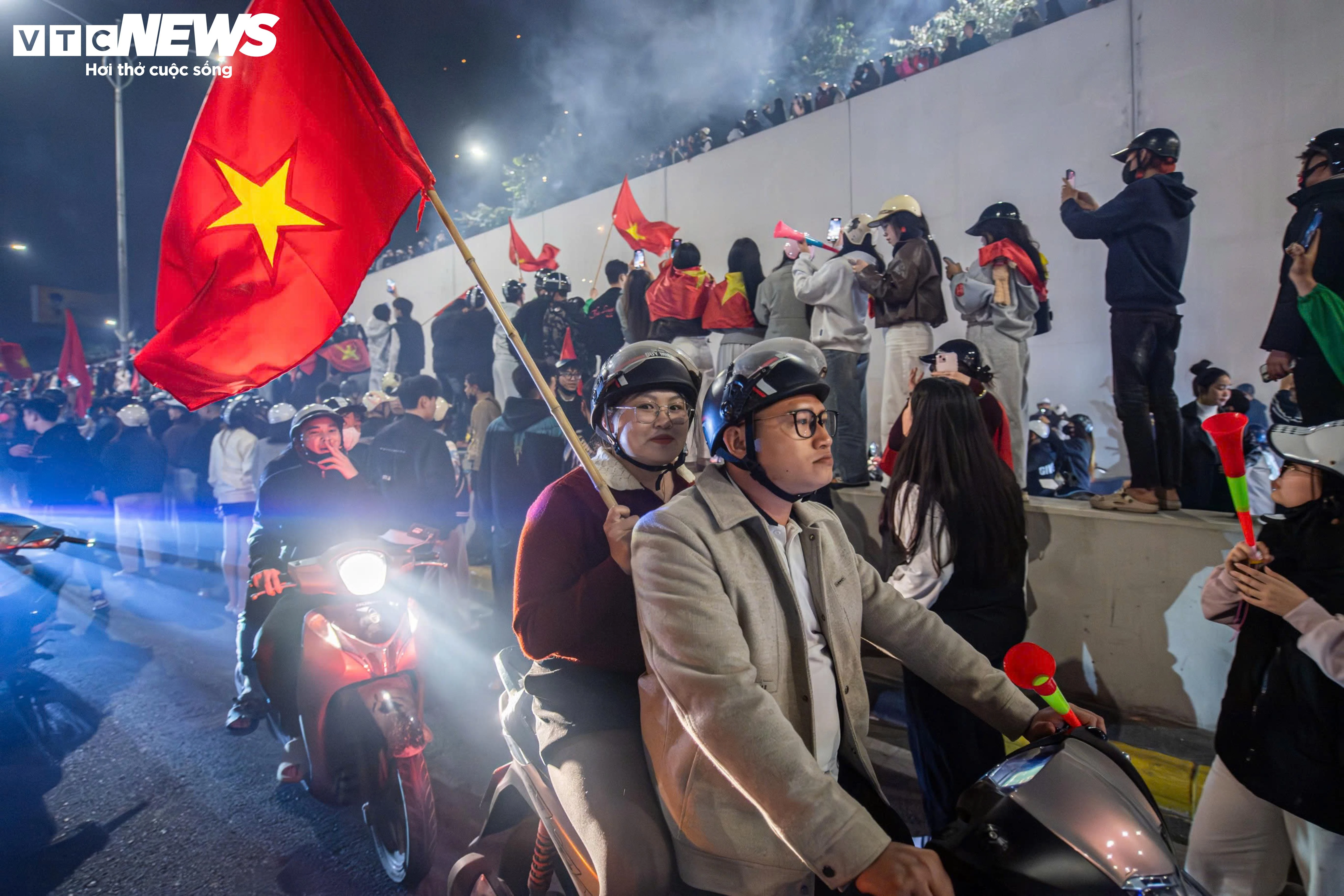 رغم برودة الطقس التي بلغت 9 درجات مئوية، خرج سكان هانوي إلى الشوارع للاحتفال بفوز منتخب فيتنام تحت 23 عامًا على كوريا الجنوبية - 7