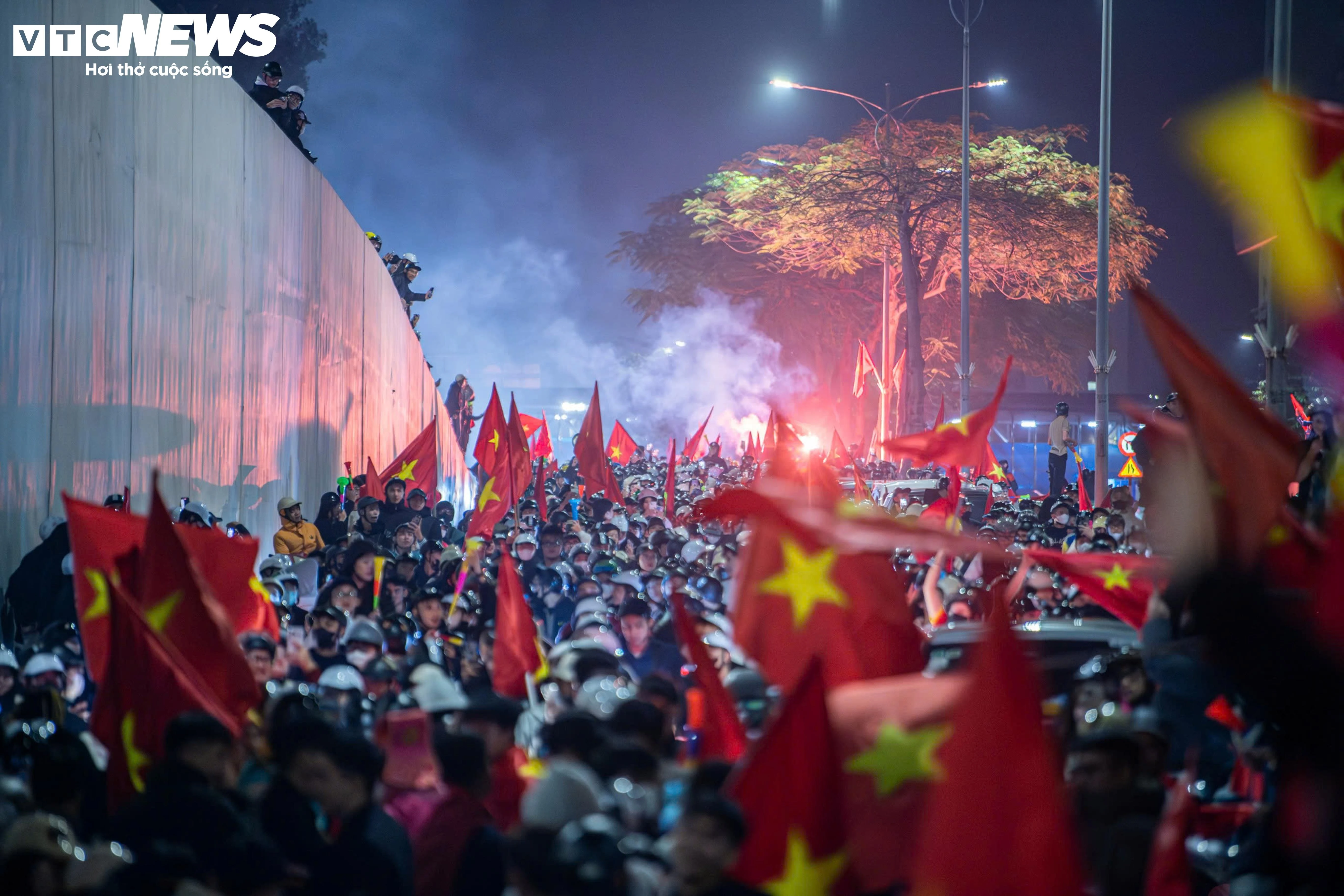 على الرغم من الطقس البارد والممطر الذي بلغت درجة حرارته 9 درجات مئوية، إلا أن الناس في هانوي خرجوا إلى الشوارع للاحتفال بفوز منتخب فيتنام تحت 23 عامًا على كوريا الجنوبية.
