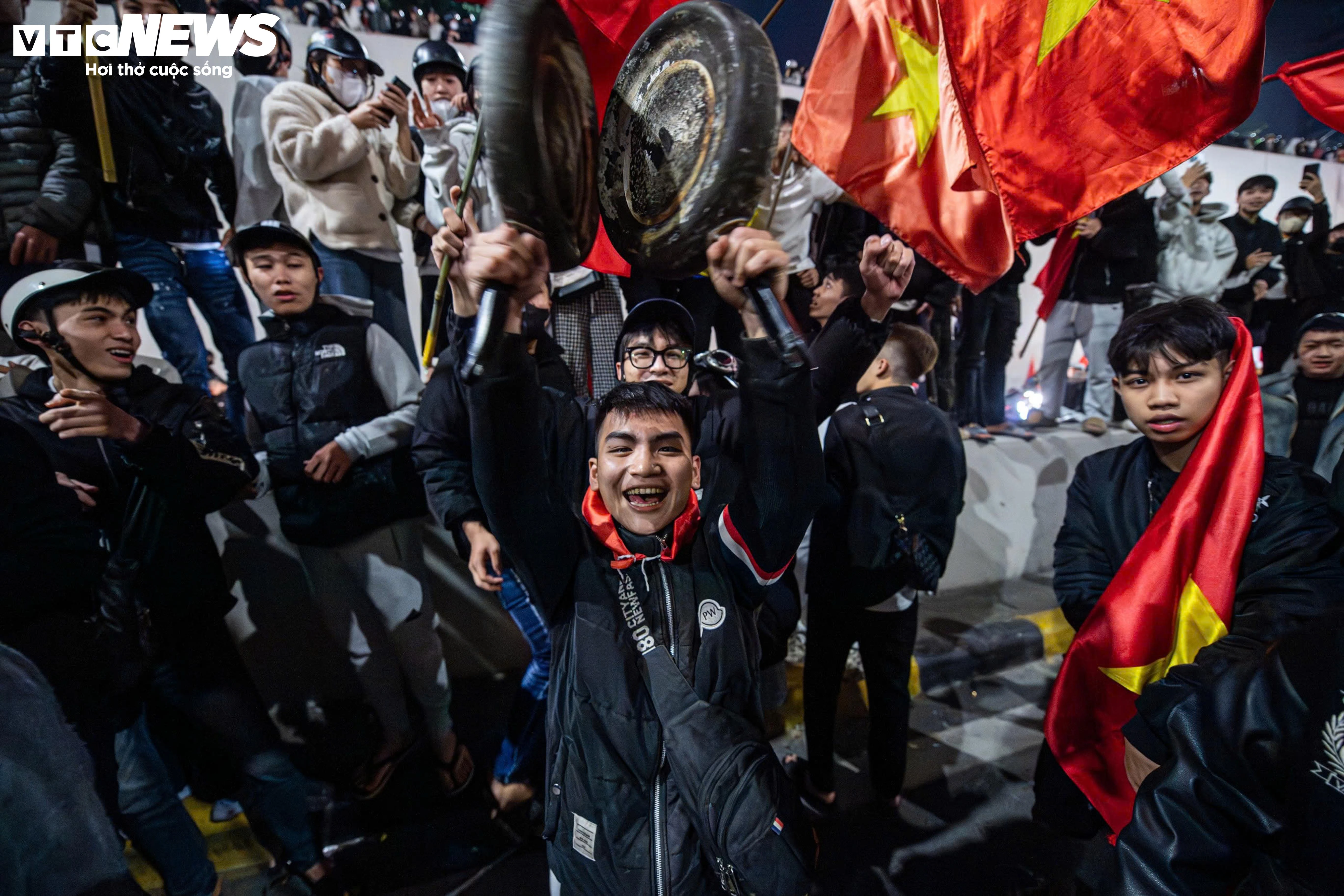 رغم برودة الطقس وأمطاره التي بلغت 9 درجات مئوية، خرج الناس في هانوي إلى الشوارع للاحتفال بفوز منتخب فيتنام تحت 23 عامًا على كوريا الجنوبية - 11