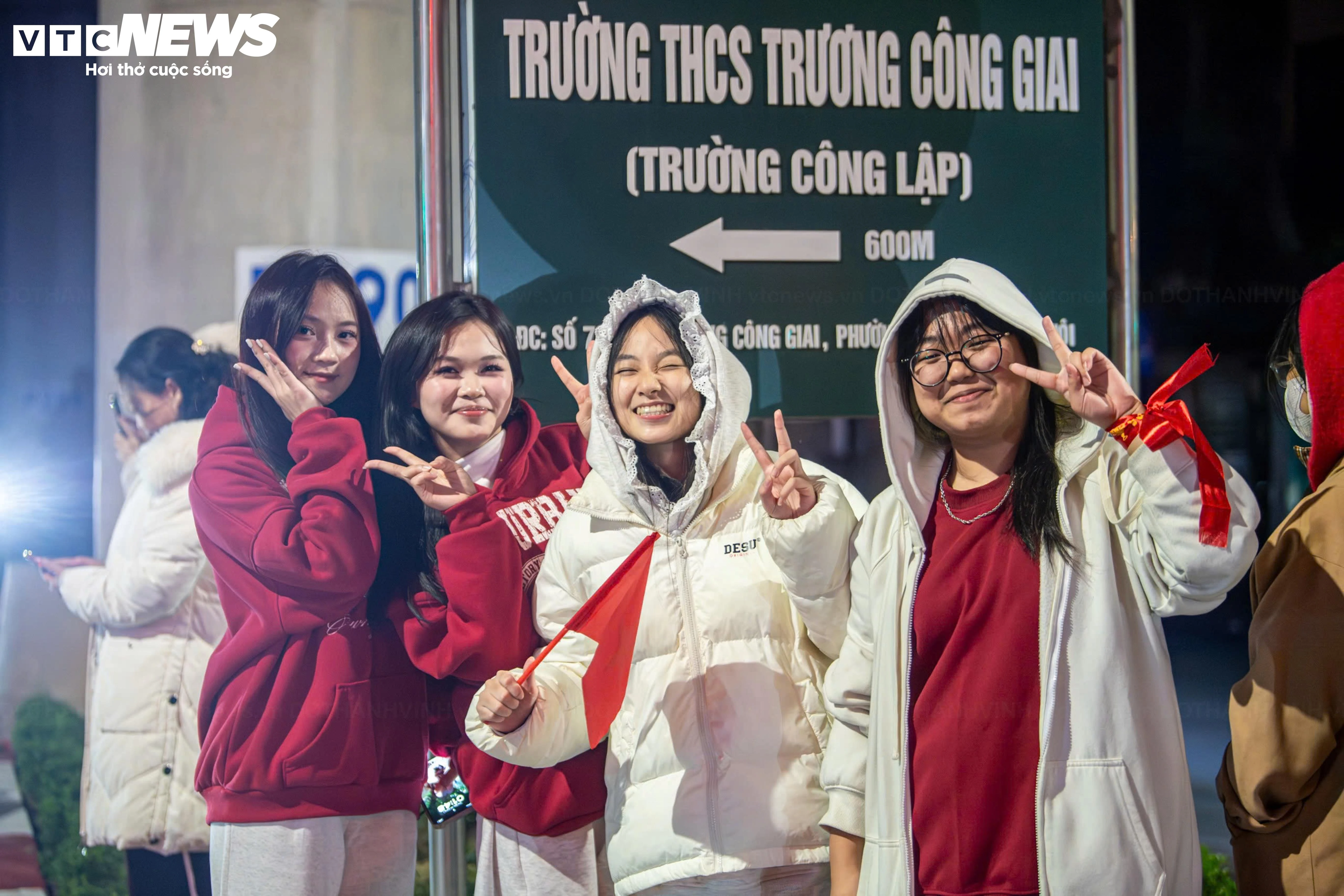 رغم برودة الطقس وأمطاره التي بلغت 9 درجات مئوية، خرج الناس في هانوي إلى الشوارع للاحتفال بفوز منتخب فيتنام تحت 23 عامًا على كوريا الجنوبية - 8