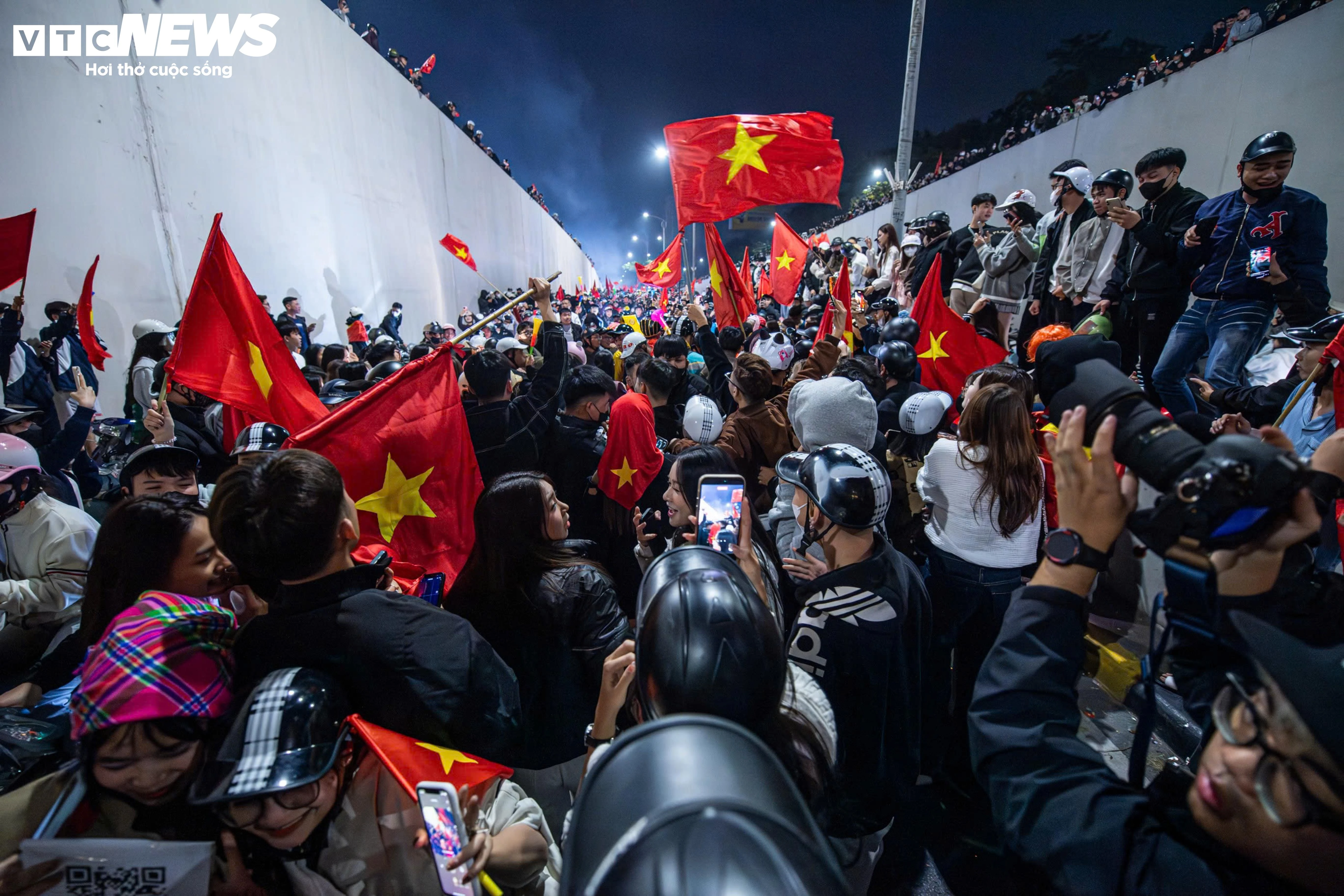 رغم برودة الطقس التي بلغت 9 درجات مئوية، خرج سكان هانوي إلى الشوارع للاحتفال بفوز منتخب فيتنام تحت 23 عامًا على كوريا الجنوبية - 10