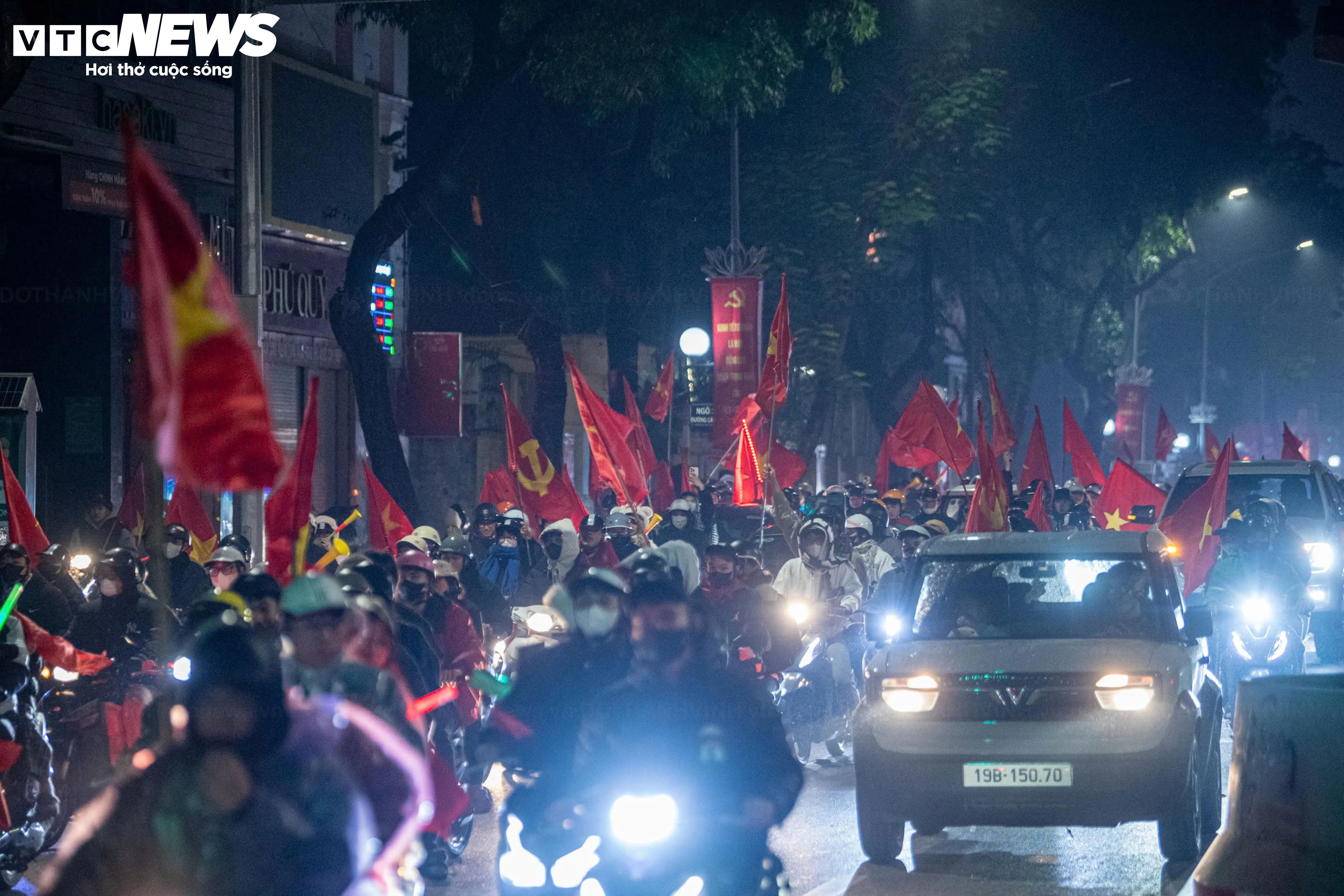 رغم برودة الطقس وأمطاره التي بلغت 9 درجات مئوية، خرج الناس في هانوي إلى الشوارع للاحتفال بفوز منتخب فيتنام تحت 23 عامًا على كوريا الجنوبية - 13