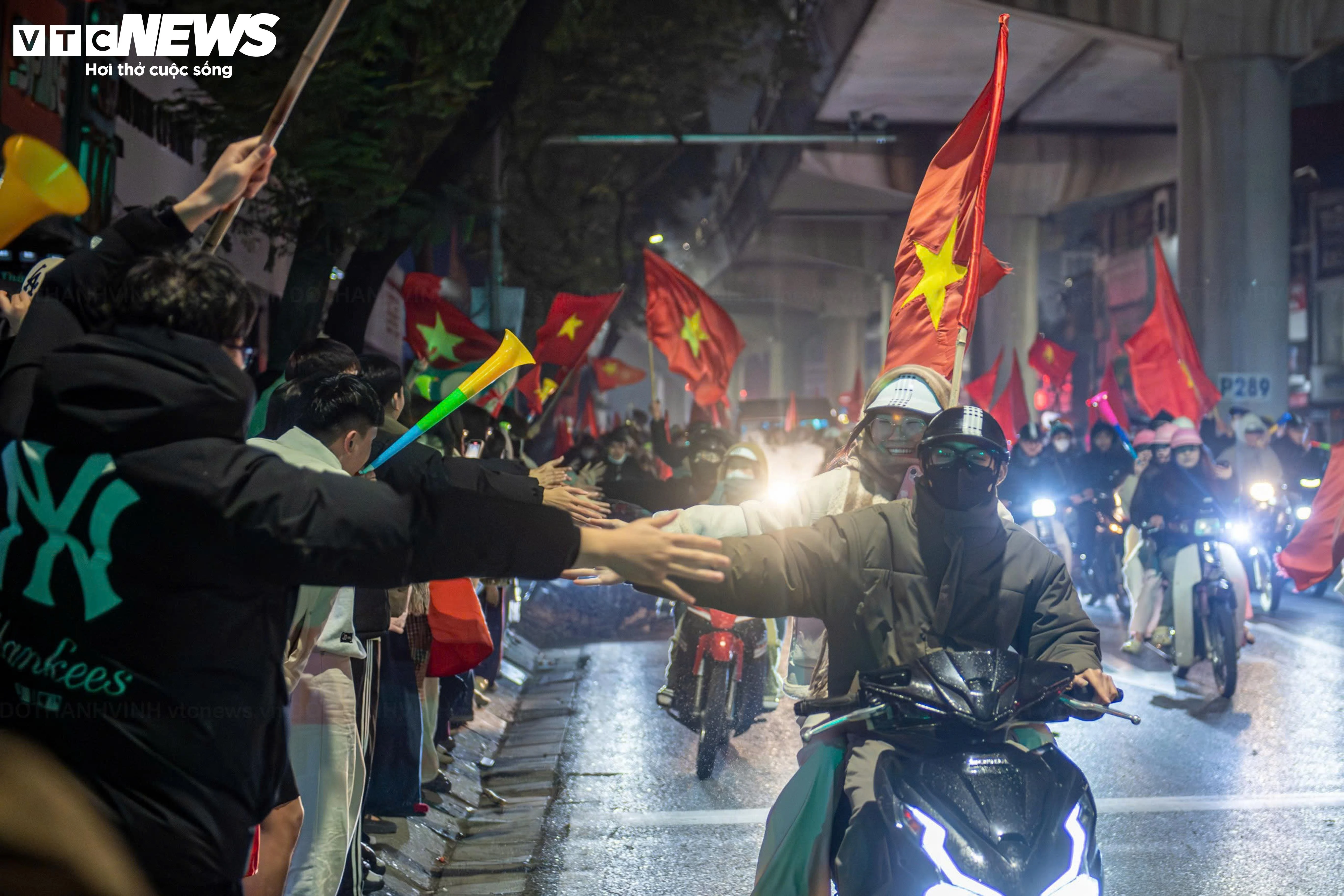 رغم برودة الطقس وأمطاره التي بلغت 9 درجات مئوية، خرج الناس في هانوي إلى الشوارع للاحتفال بفوز منتخب فيتنام تحت 23 عامًا على كوريا الجنوبية - 12