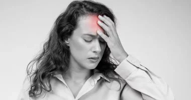 لا تعتمد على مسكنات الألم.. علامات تشير إلى أن صداعك يحتاج إلى تقييم طبى