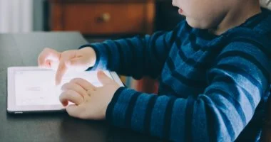 هل طفلك مدمن آيباد؟ 5 أضرار يجب على الآباء معرفتها قبل فوات الأوان