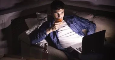 لماذا تشعر فجأة بنشاط كبير فى الساعة الحادية عشرة مساءً؟