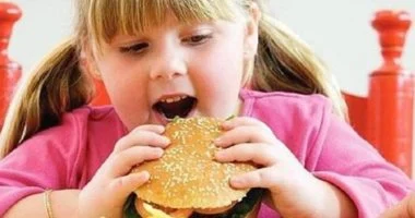 جارديان: ارتفاع كبير بنسبة الأطفال المصابين بالسمنة المفرطة حتى 7 سنوات