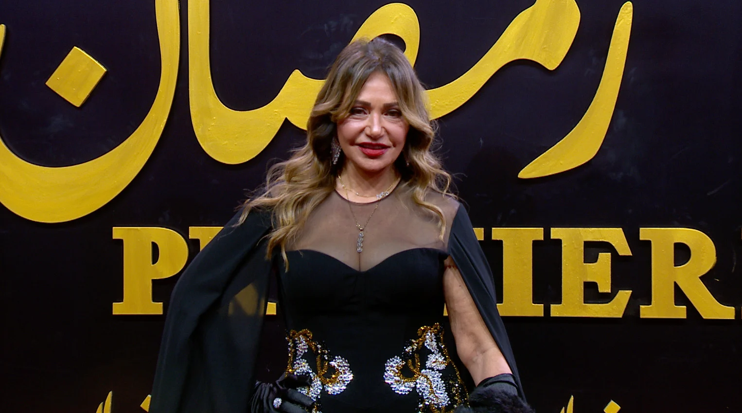 ليلى علوي تتألق بفستان أسود