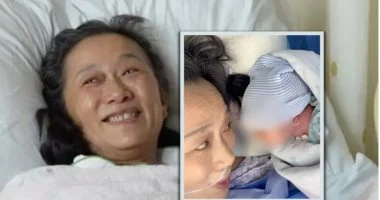 سيدة صينية تتحدى العمر وتنجب فى سن الـ59 سيدة صينية تتحدى العمر وتنجب فى سن الـ59