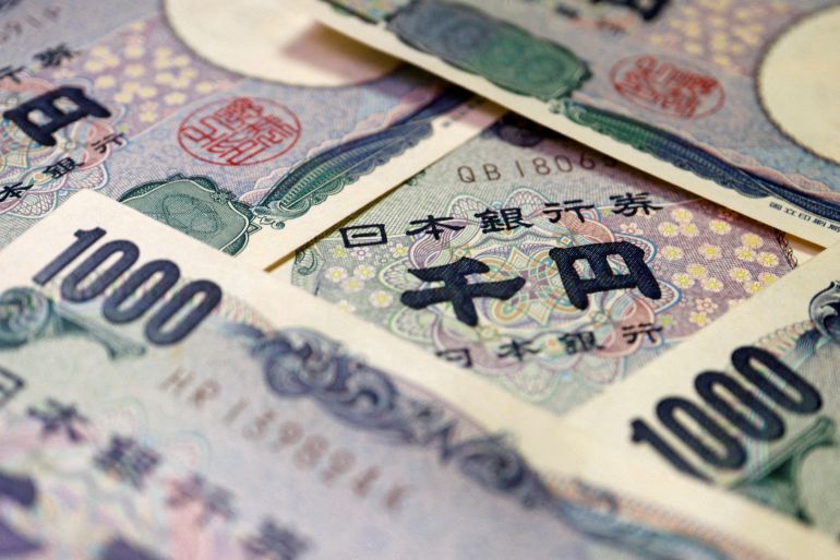 FILE PHOTO: FILE PHOTO: Banknotes of Japanese yen are seen in this illustration picture taken September 22, 2022. REUTERS/Florence Lo/Illustration/File Photo/File Photo