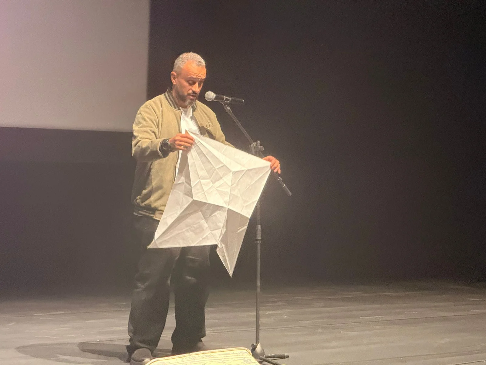 انطلاق الدورة 15 من مهرجان حكاوي بعرض من ورق الأورجامي (1) انطلاق الدورة 15 من مهرجان حكاوي بعرض من ورق الأورجامي (1)