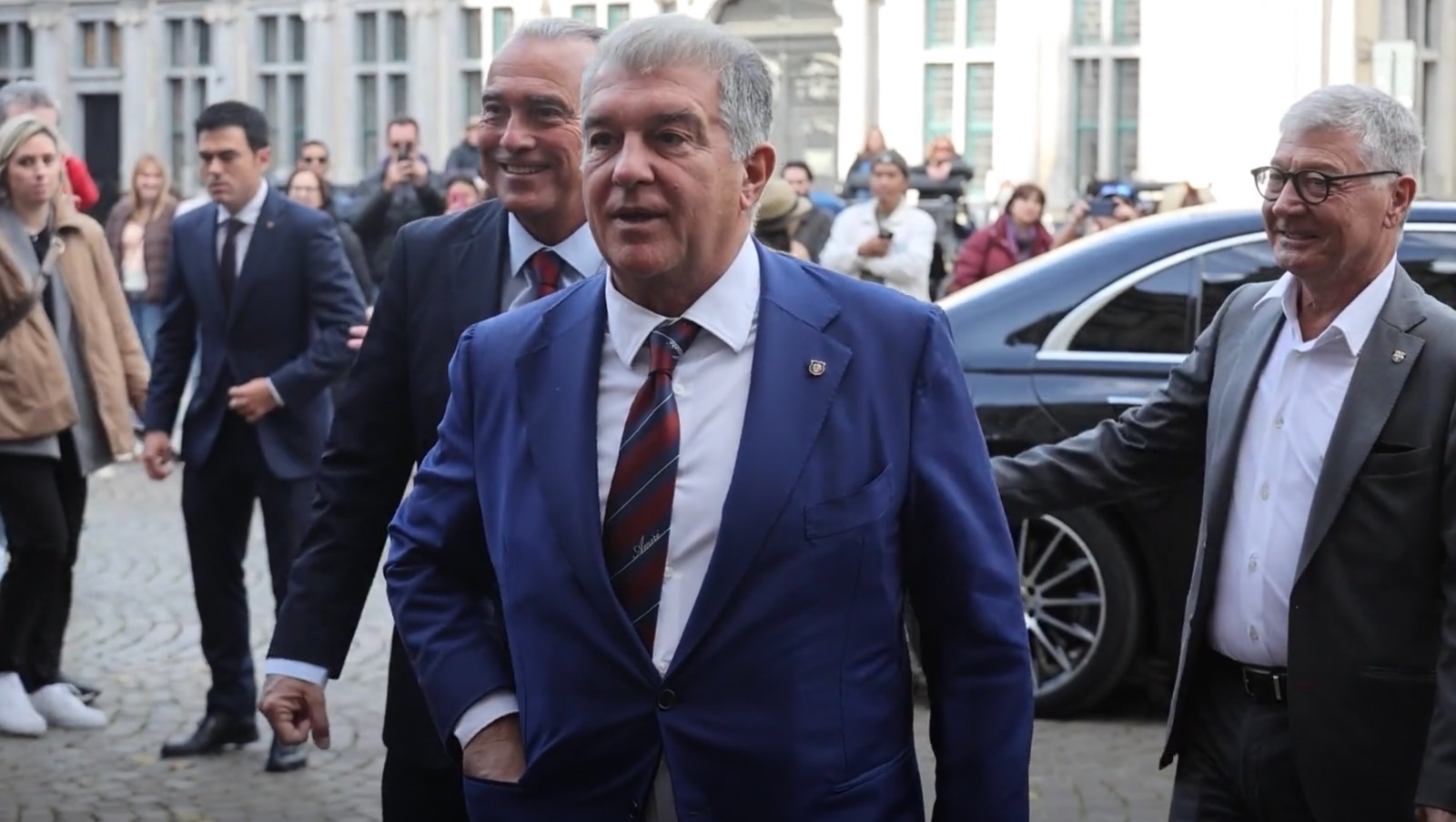 جوان لابورتا رئيس نادي برشلونة في طريقه لحضور حفل غداء بمجلس مدينة بروج البلجيكية على هامش مباراة برشلونة وكلوب بروج بدوري أبطال أوروبا - 5 نوفمبر 2025