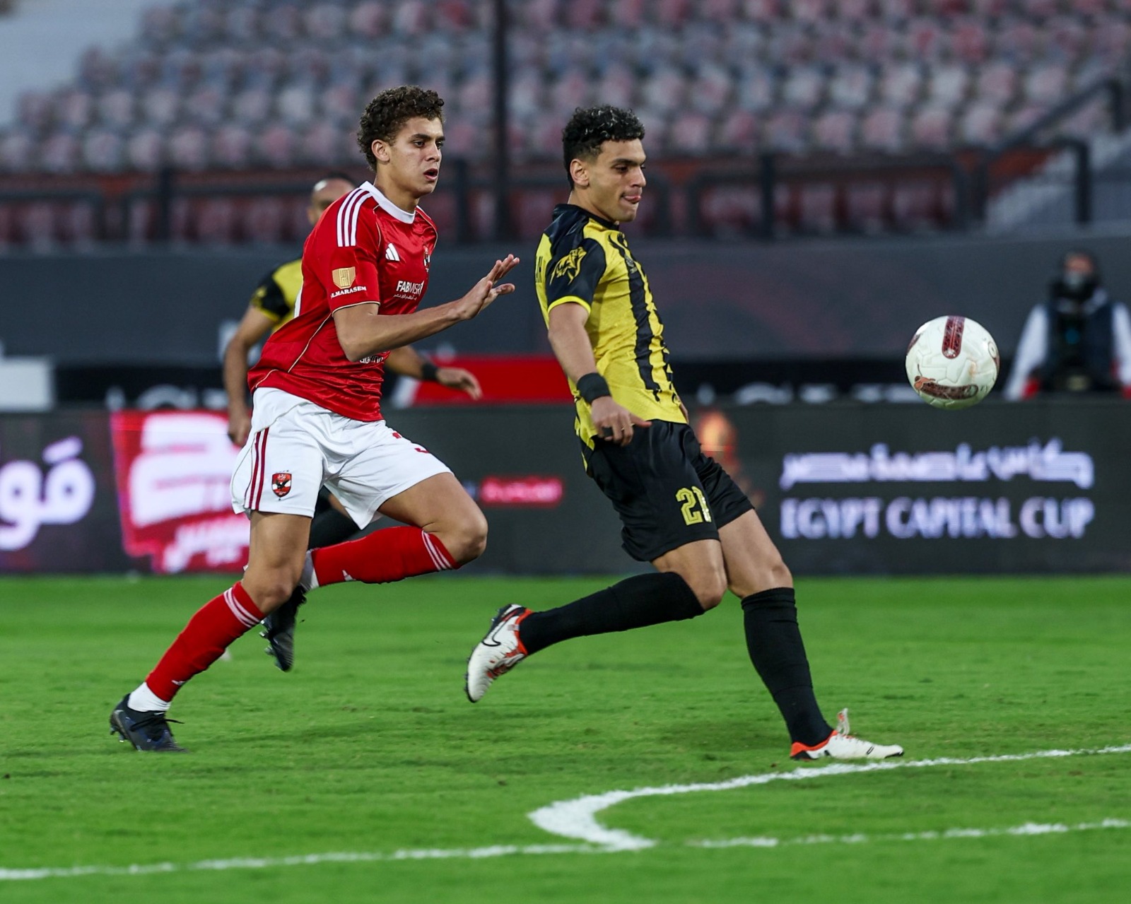 حمزة عبد الكريم لاعب الأهلي في صراع مع أحد لاعبي المقاولون العرب في كأس رابطة الأندية المصرية - 30 ديسمبر 2025