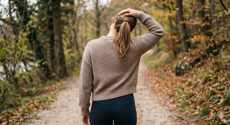 امرأة تُصاب بجلطة دماغية بعد أن قامت بفرقعة رقبتها لتخفيف التوتر