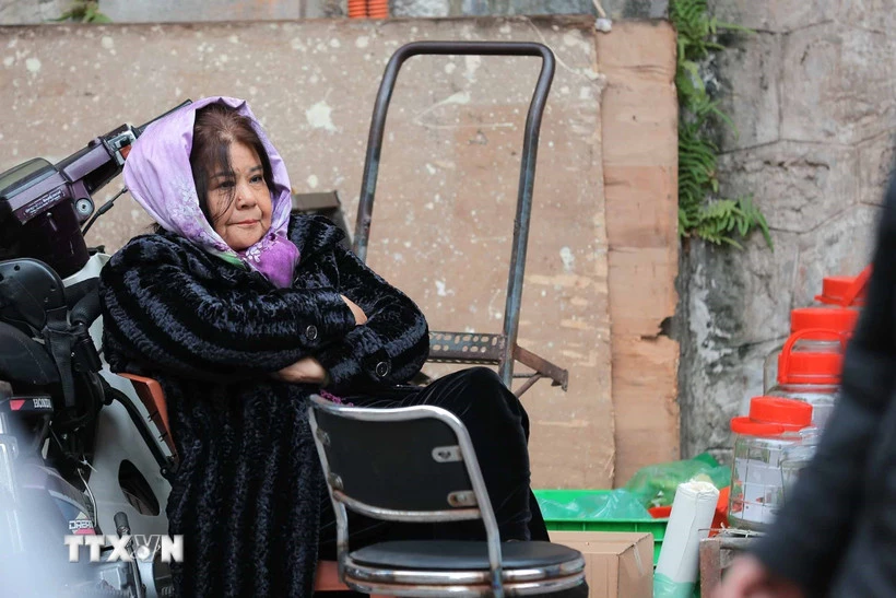 بائع يرتجف من البرد. (صورة: هوانغ هيو/TTXVN)