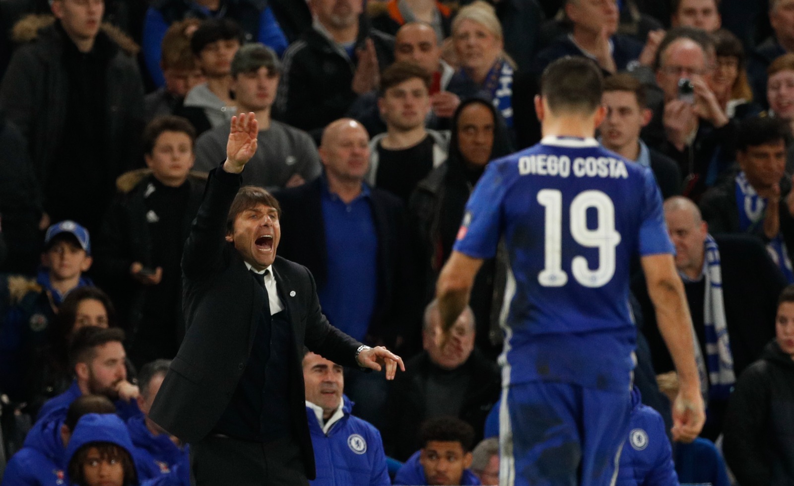 دييغو كوستا مهاجم تشيلسي السابق يغادر الملعب والمدرب <a href=