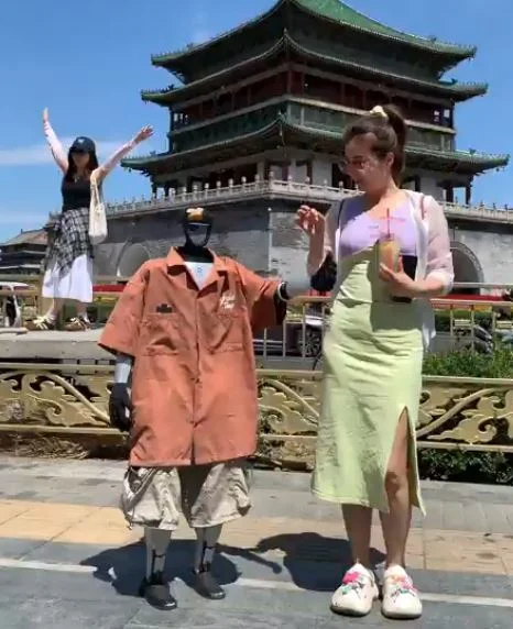 الروبوت مع احدى المعجبات