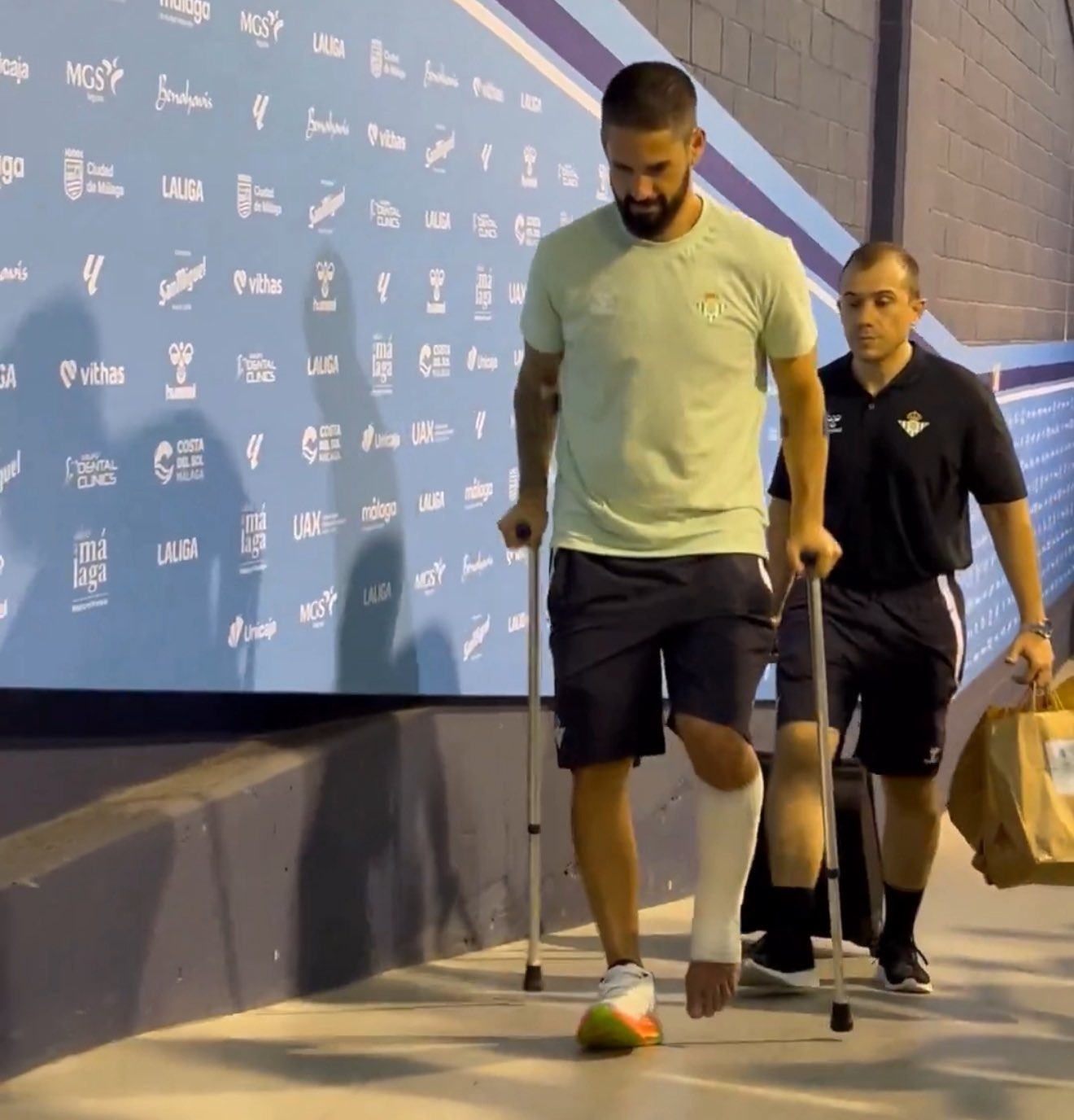 إيسكو ألاركون يتعرض لإصابة خلال مباراة ودية لريال بيتيس أمام ملقة - 9 أغسطس 2025