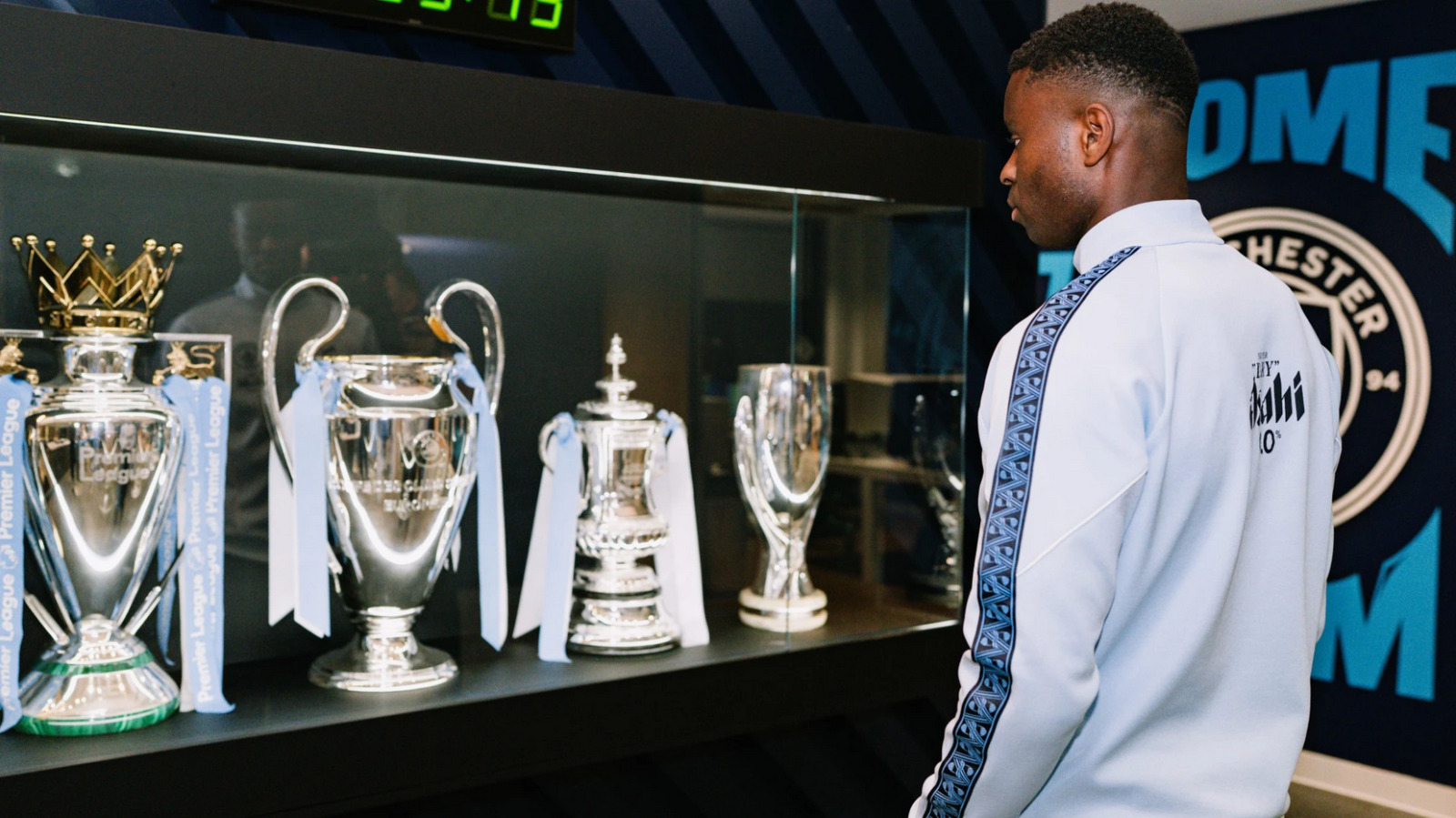 مارك غيهي في قاعة الكؤوس بمقرّ مانشستر سيتي بعد انضمامه للنادي - 19 يناير 2026