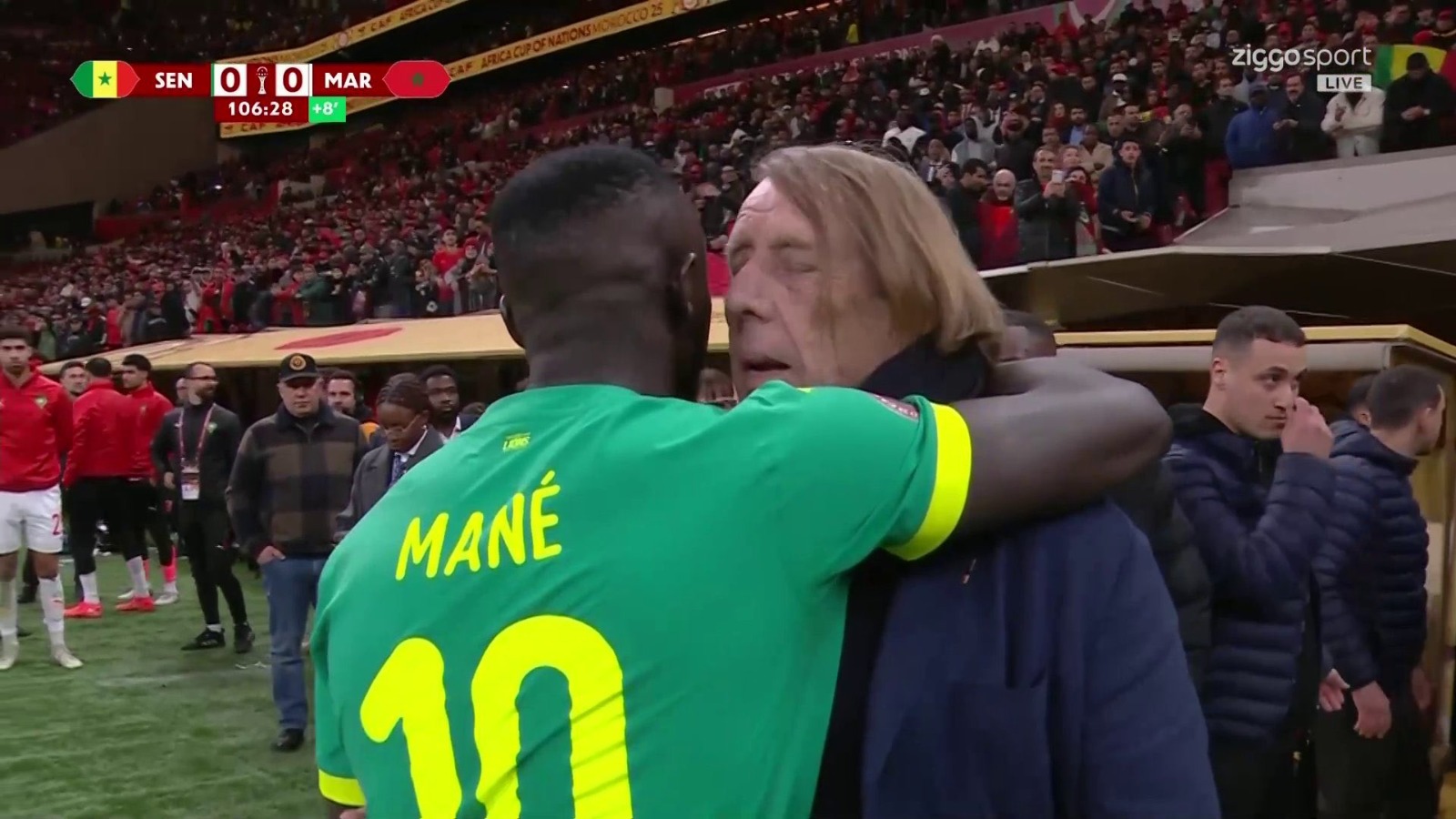عناق بين ساديو ماني مهاجم السنغال والمدرب الفرنسي كلود لوروا خلال أزمة الانسحاب من نهائي كأس أمم إفريقيا ضد المغرب