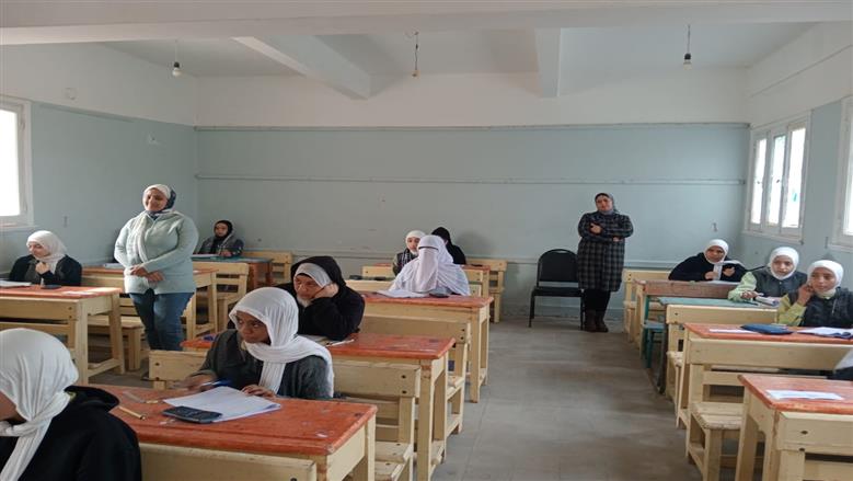 وكيل وزارة التربية والتعليم بمطروح خلال متابعة لجان امتحانات الشهادة الإعدادية بمطروح