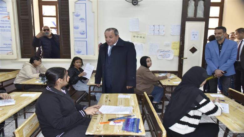 محافظ بورسعيد يتفقد امتحانات الشهادة الإعدادية 
