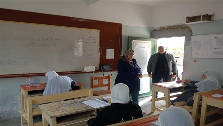 وكيل وزارة التربية والتعليم بمطروح خلال متابعة لجان امتحانات الشهادة الإعدادية بمطروح