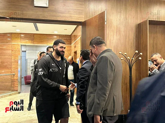 وزير-الشباب-يستقبل-أبطال-كرة-اليد-بمطار-القاهرة-(2)