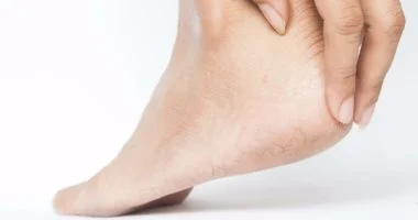 هل تعانى من حكة مستمرة فى ساقيك؟ قد تكون علامة على هذه المشكلة