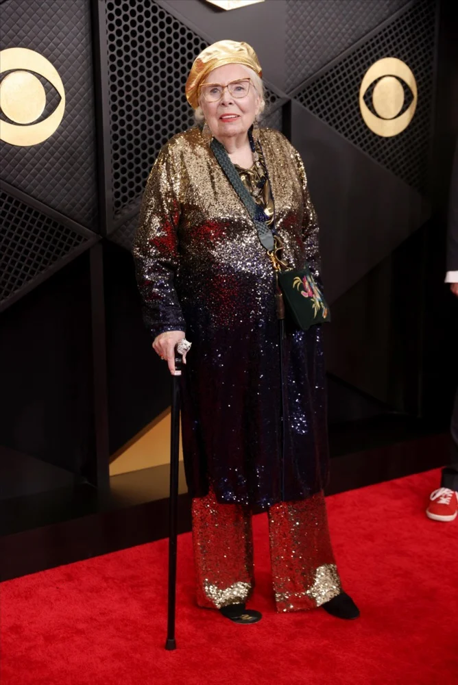 جوني ميتشل بالعكاز