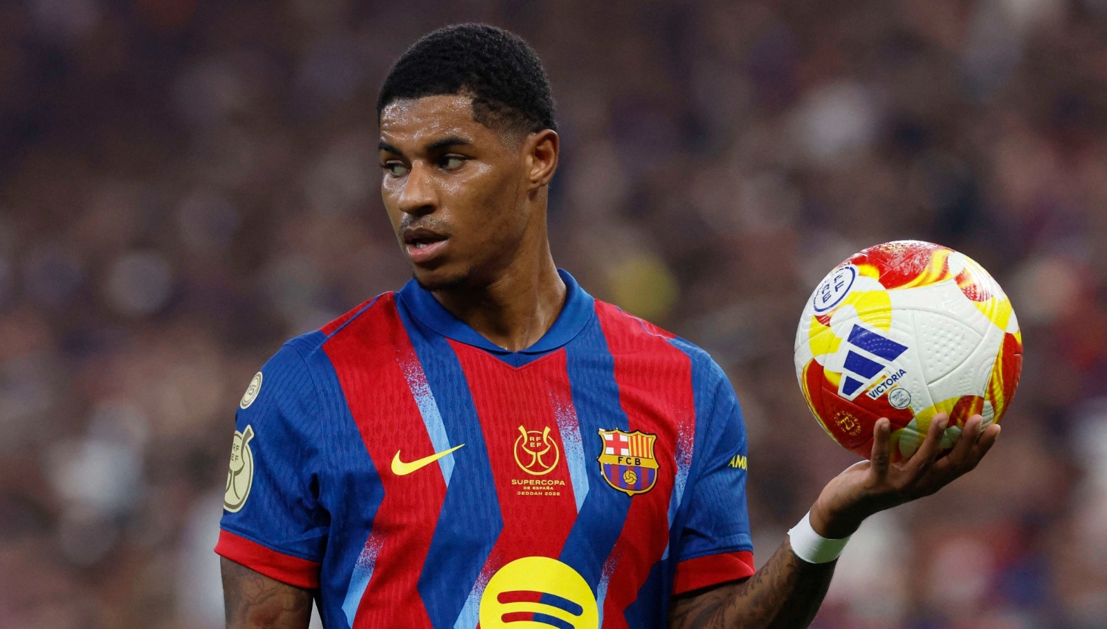 ماركوس راشفورد يحمل كرة الدوري الإسباني أثناء إعارته لبرشلونة من مانشستر يونايتد