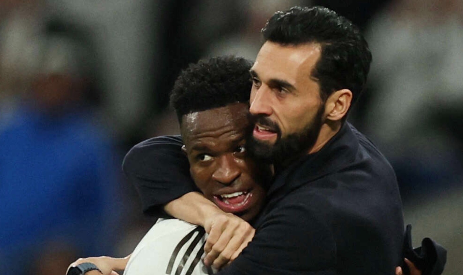 أربيلوا يعانق فينيسيوس جونيور خلال مباراة ريال مدريد وموناكو بدوري أبطال أوروبا - 20 يناير 2026