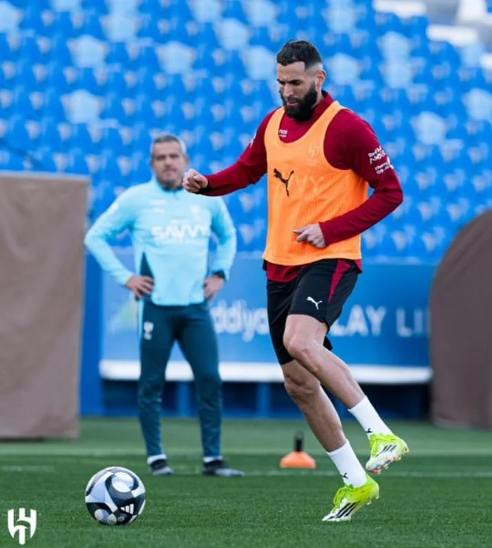بنزيما في تدريبات الهلال بنزيما في تدريبات الهلال