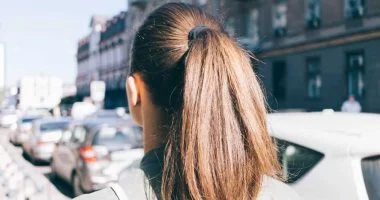 هل يمكن أن تكون تسريحة ذيل الحصان سببًا في تساقط الشعر؟