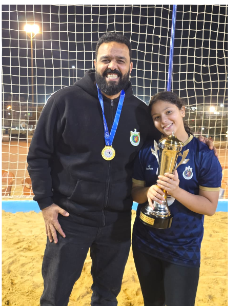 محمود فايز مدرب انسات الصيد مع أبرز لاعبات الفريق