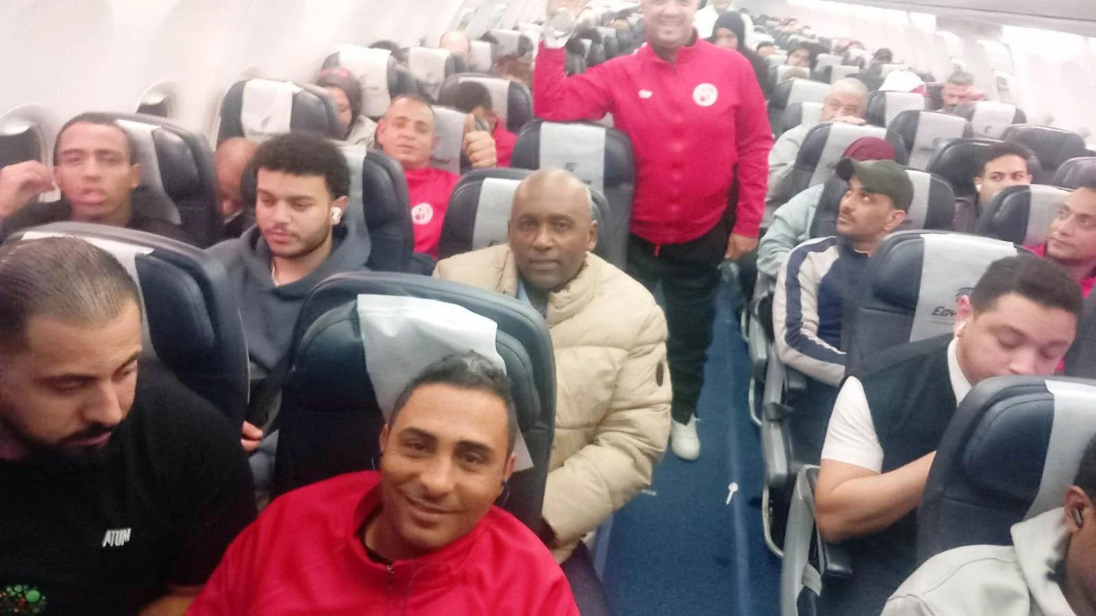ركاب الطائرة القادمة من الكويت يحتفلون بمنتخب السلة على الكراسي المتحركة (2)