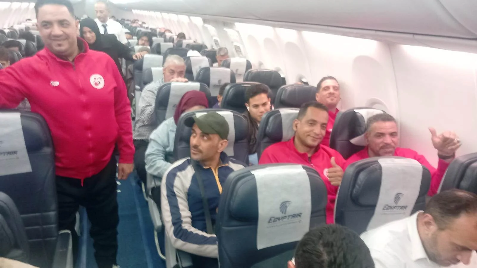 ركاب الطائرة القادمة من الكويت يحتفلون بمنتخب السلة على الكراسي المتحركة (3)