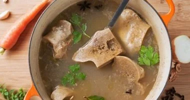 أفضل توقيت لتناول شوربة العظام لتعزيز قوة المفاصل والعضلات والمناعة