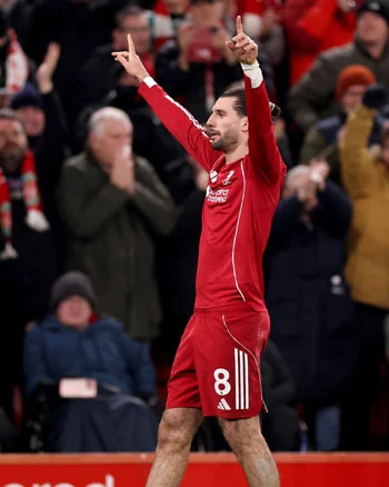 سوبوسلاي يحتفل بالهدف