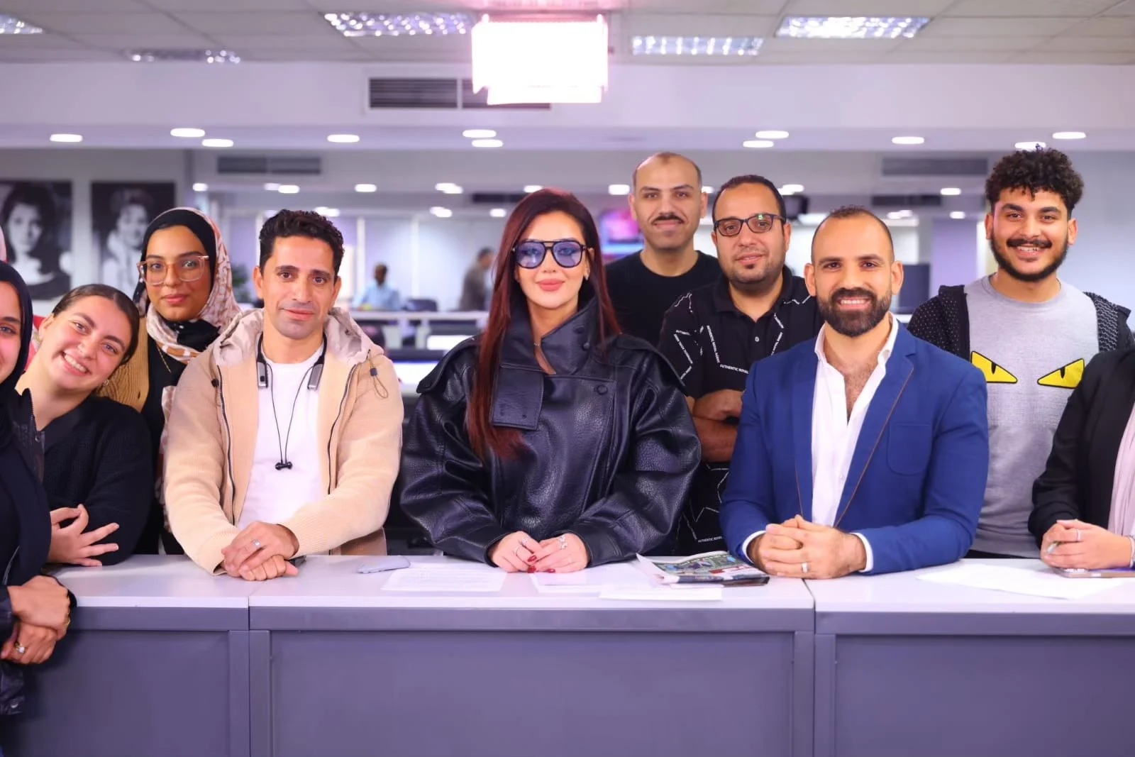 رضوى الشربيني مع الزملاء في بوابة مولانا