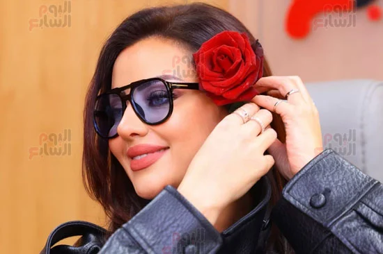 رضوى الشربيني تضع وردة حمراء