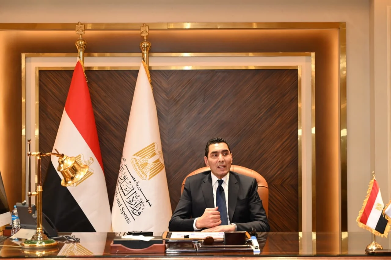 جوهر نبيل وزير الشباب و الرياضة يتحدث فى مكتبه