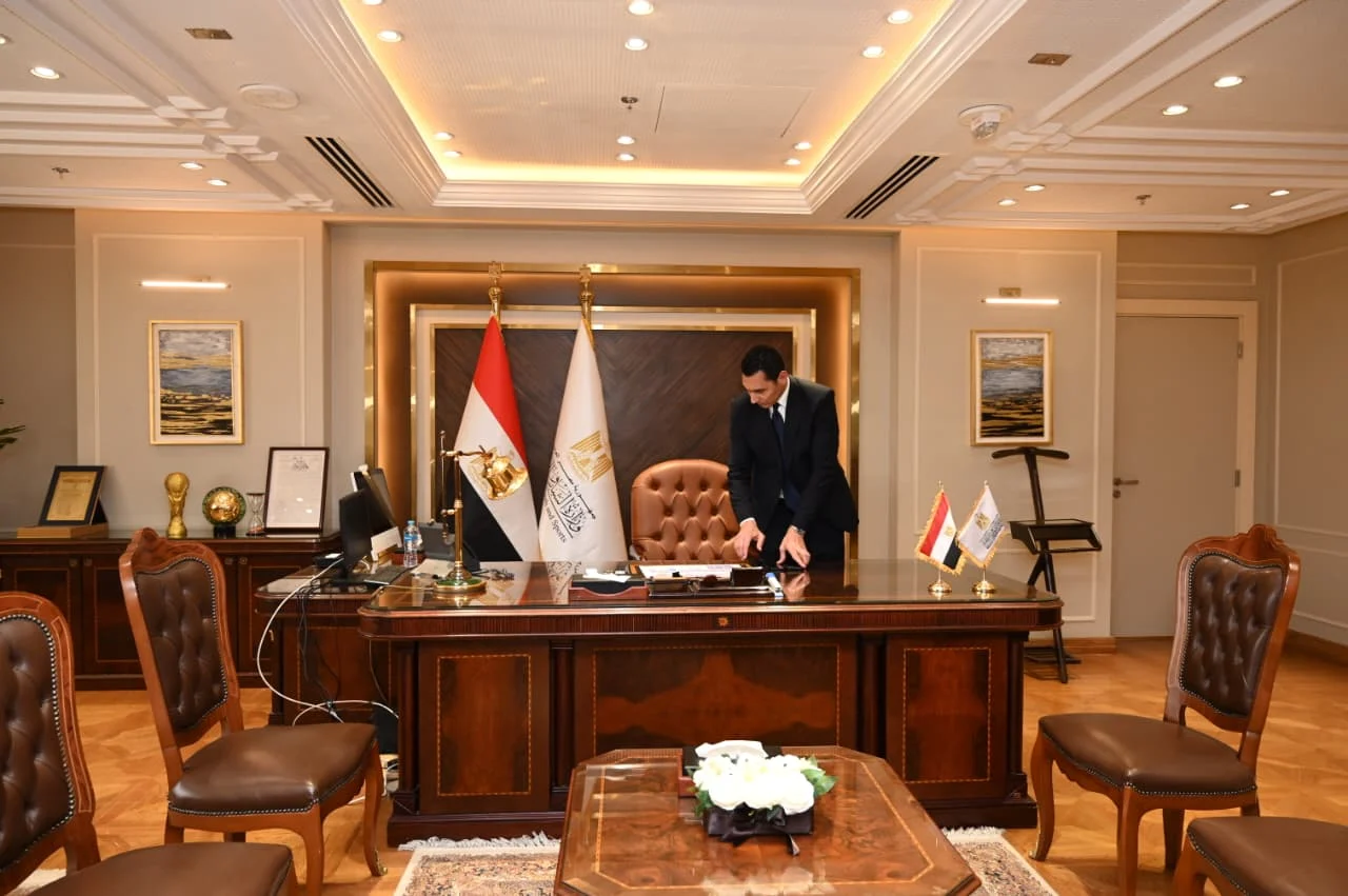 لحظة دخول جوهر نبيل وزير الشباب و الرياضة مكتبه